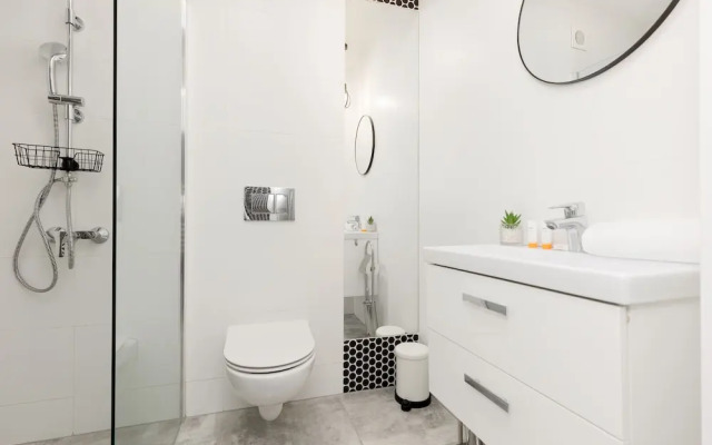 Warsaw Saski Garden Apartment by Renters