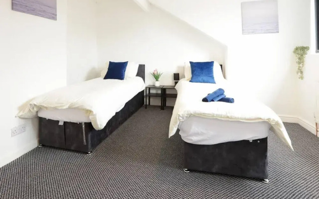 House-sleeps8-parking-garden