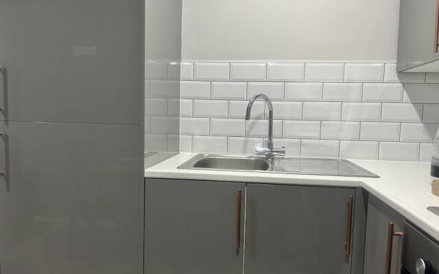 Private Luxury Apartment - Free Parking & Wi-fi