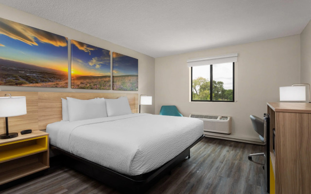 Days Inn and Suites by Wyndham Hammond, IN