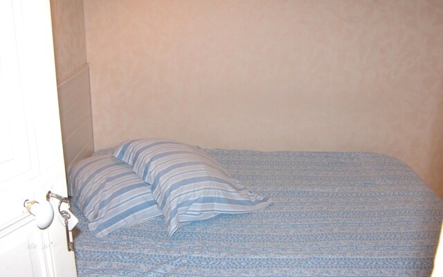 Studio in Néris-les-bains, With Enclosed Garden and Wifi