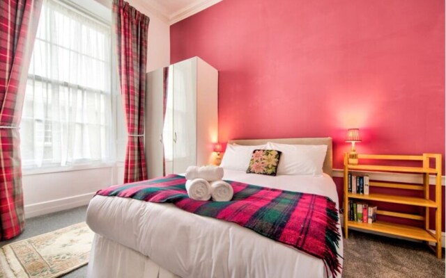 Spacious and Stylish 4-bed Georgian Apartment