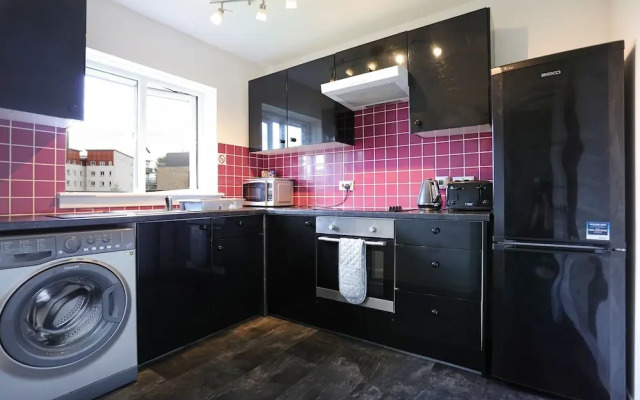Ideal Central Edinburgh Location With On-site Private Parking