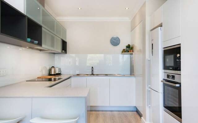 Stylish 2 Bedroom Apartment in Camps Bay Asilvertide