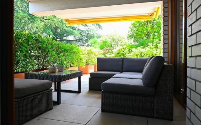 One & Only Lake View Apartment