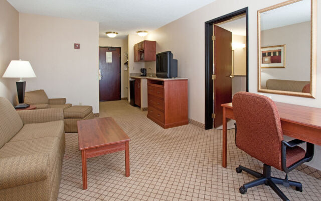 Holiday Inn Express & Suites Garden City
