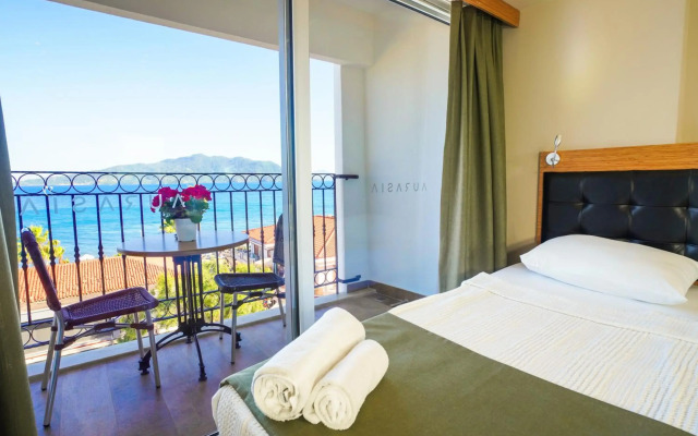 Aurasia SeaSide Hotel