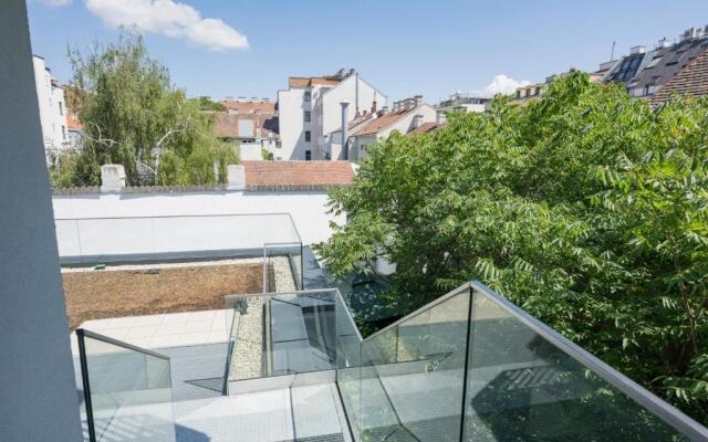 Ottakring Balcony Suite by ichbucheAT