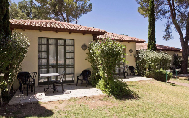 Shoresh Green Hills Family Suites Hotel