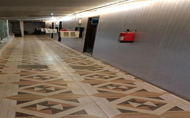 OYO HOME 84041 Hotel Friontier