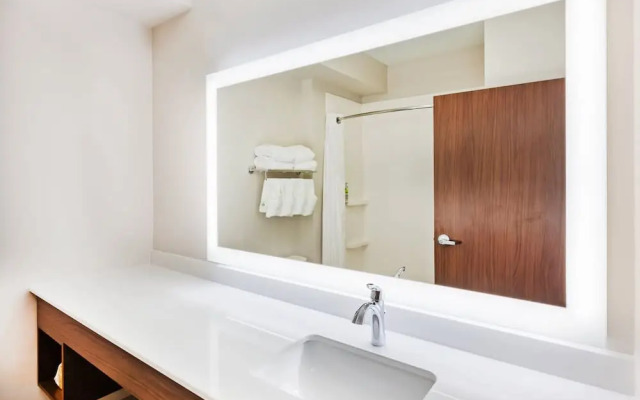 Holiday Inn Express & Suites Lenexa Overland Park Area