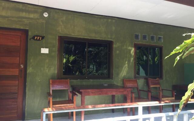 Khao Sok Jungle Huts Resort