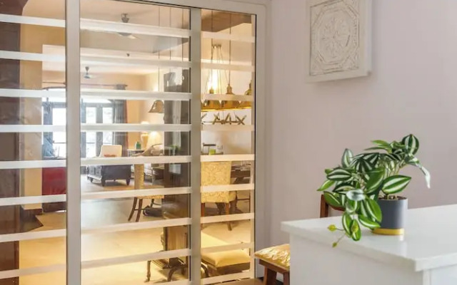 Casabelle by Redolivenr UB City Luxury Apt