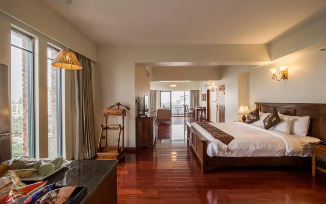 The Colonial Residence & Suites