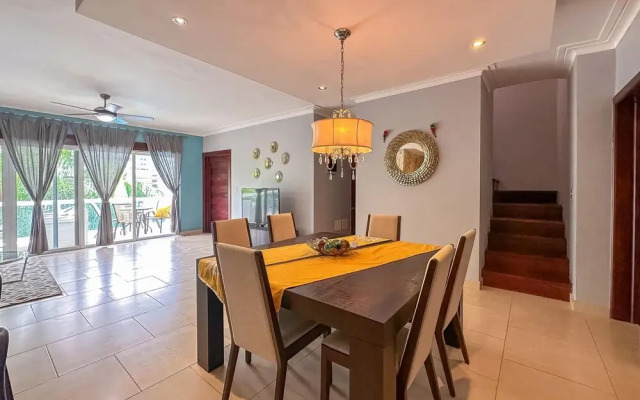Incredible 3 BR Penthouse w BBQ Jacuzzi