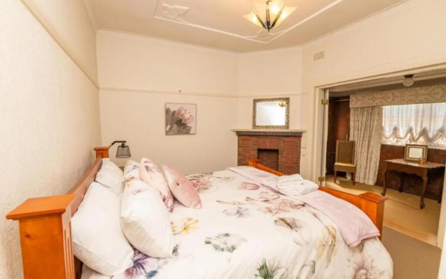 Hillside Cottage │ Comfy, Spacious, Walk to CBD & Stannies – Guest Rooms – Bathurst