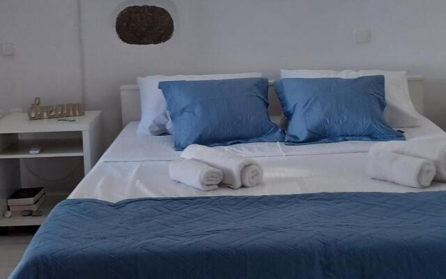Blue & White: An Absolute Aegean dream house