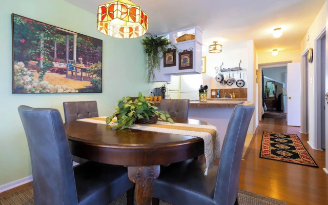 Mariposa Monarch Walk to River