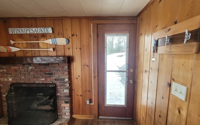 Winni Lakefront Cabin