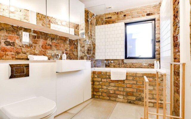 Stylish, Bright Apartment w/ Private Garden