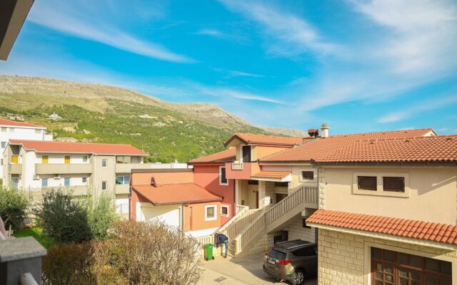 Apartment Vesna near beach with balcony