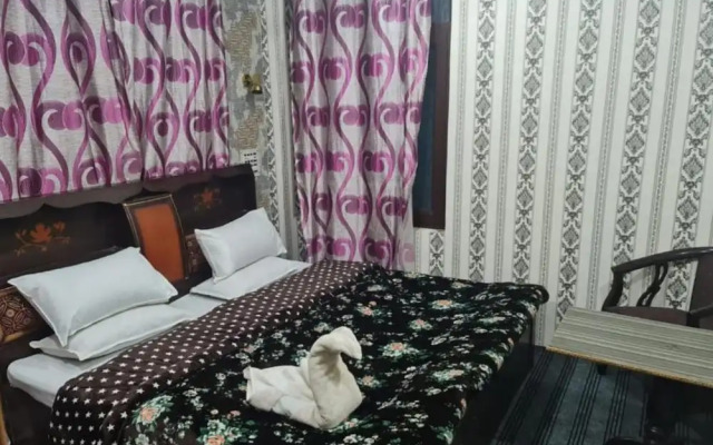 Goroomgo Ameera Srinagar