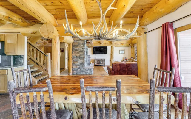 'burning Sky Lodge': Private Hot Tub & Ski-in/out