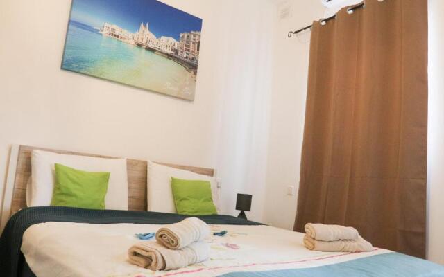 XL Central Home - Sleeps 10 people