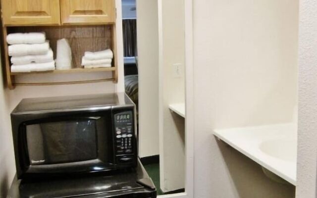Going-To-The-Sun Inn & Suites