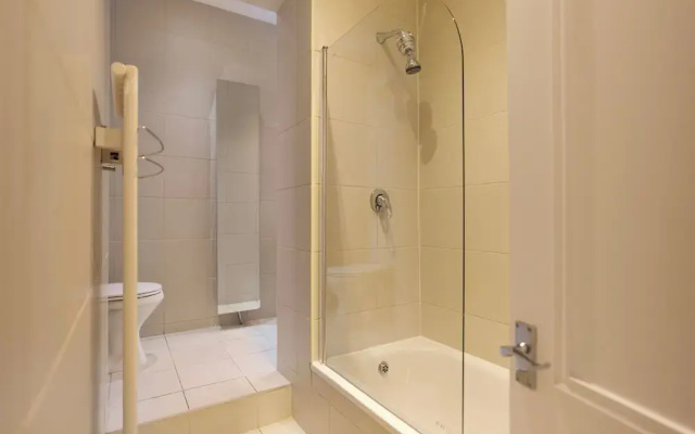 Hampstead Parkside Apartment