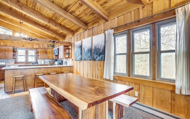 Treehouse-style Cabin, 1 Mi to Massanutten Resort