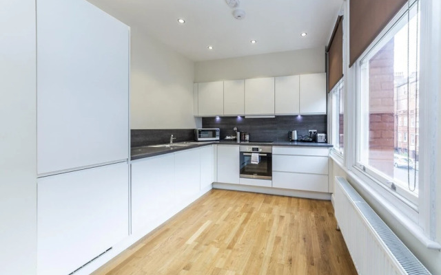 Bright 3 Bedroom Apartment in Hammersmith