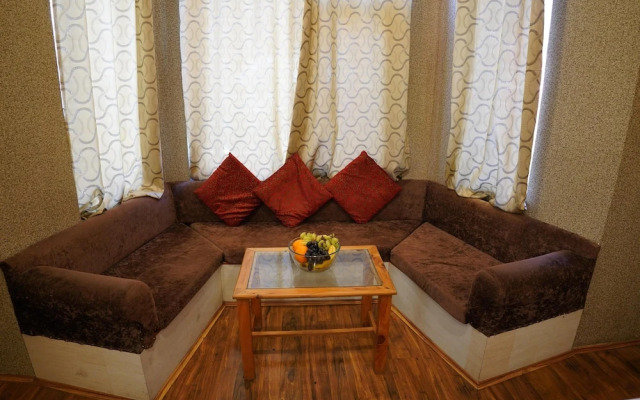 Rozan Jaai Orchard Hotel