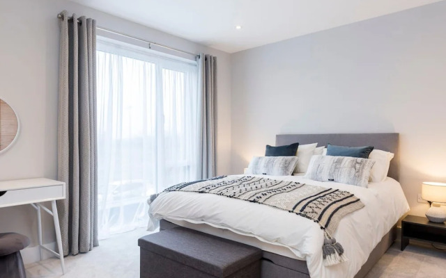 Stylish new Home With Parking - King Beds Garden