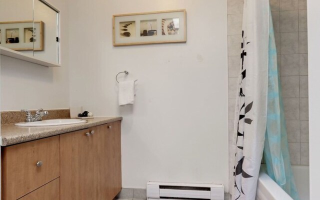 Large three bedroom next to the Bell Center by Hometrotting