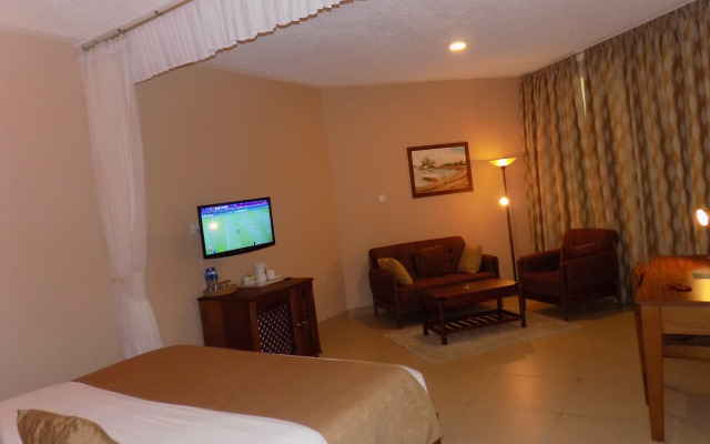 Travellers Beach Hotel & Club