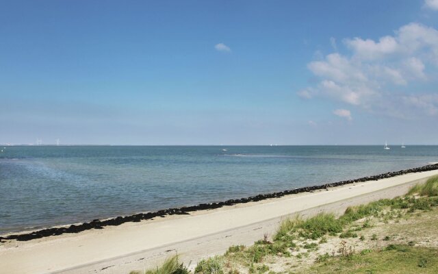 Comfortably Furnished Bungalow on Lake Veere