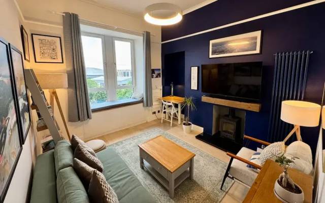 Warm, Upgraded Top-floor Flat in Finnieston
