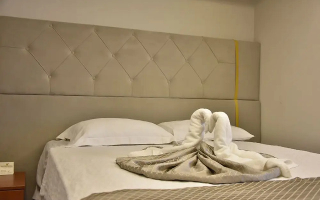 Gold Ci̇ty Hotel