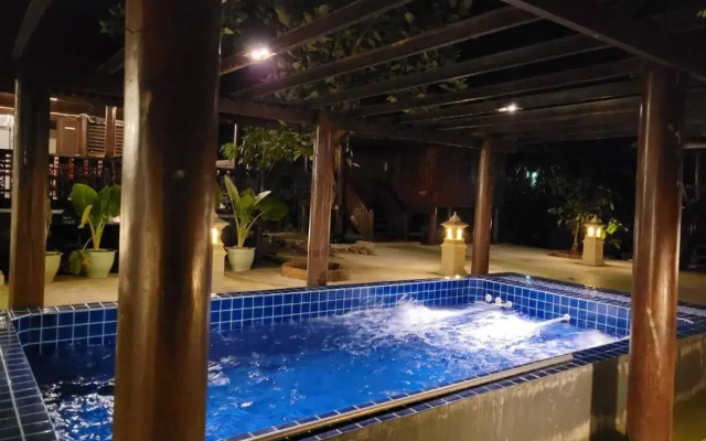 Ruen Thai Ampawa Resort