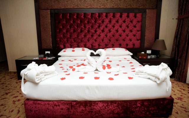 Queen's Suite Hotel