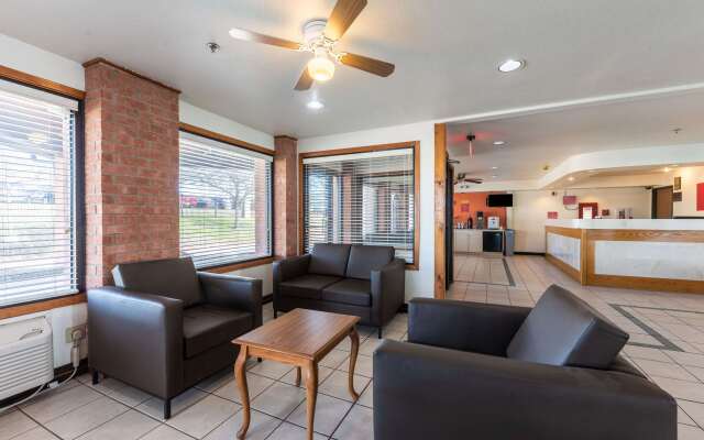 Econo Lodge Inn & Suites