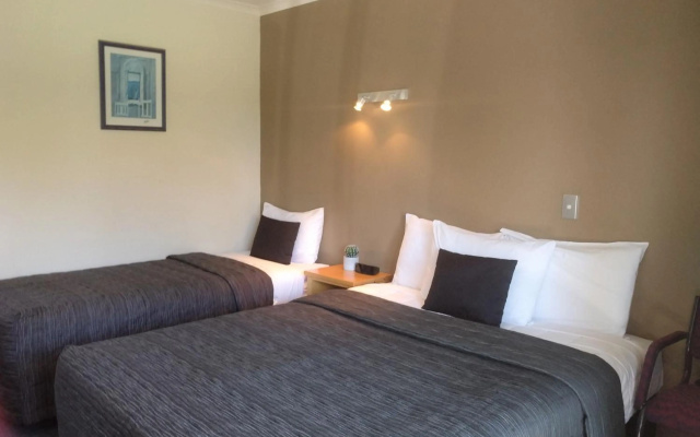 Stadium Motel – Guest Rooms – Hamilton