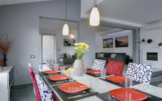 Modern Villa in Pula With Pool and Parking