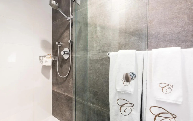 Carmana Hotel & Suites