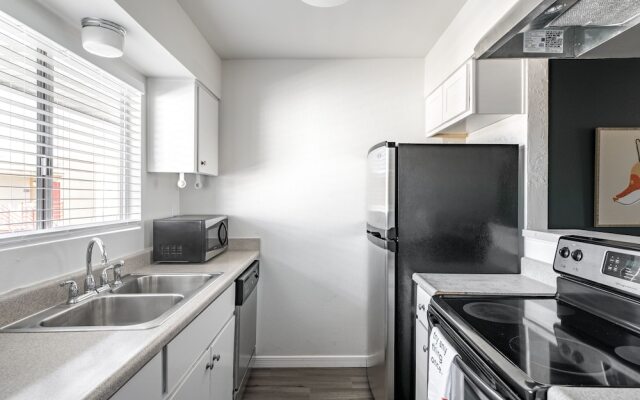 Stylish 1BR Apt Old Town by WanderJaunt