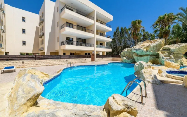 2 bed Apartment Overlooking Pool - Oroklini