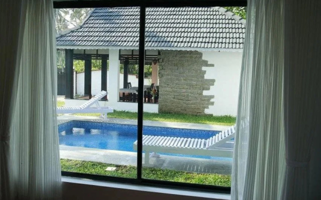 Mayas Beach House - Boutique Serviced Villa
