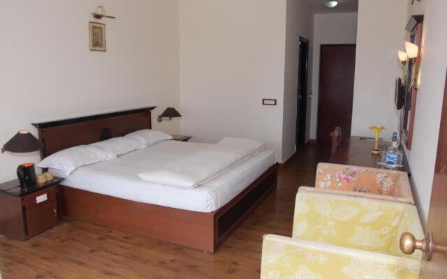 8fold-Pinecrest By LaRiSa, Bhimtal