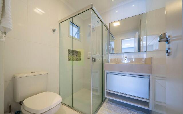 303M - Luxuoso apartamento poucos metros do mar em Bombas